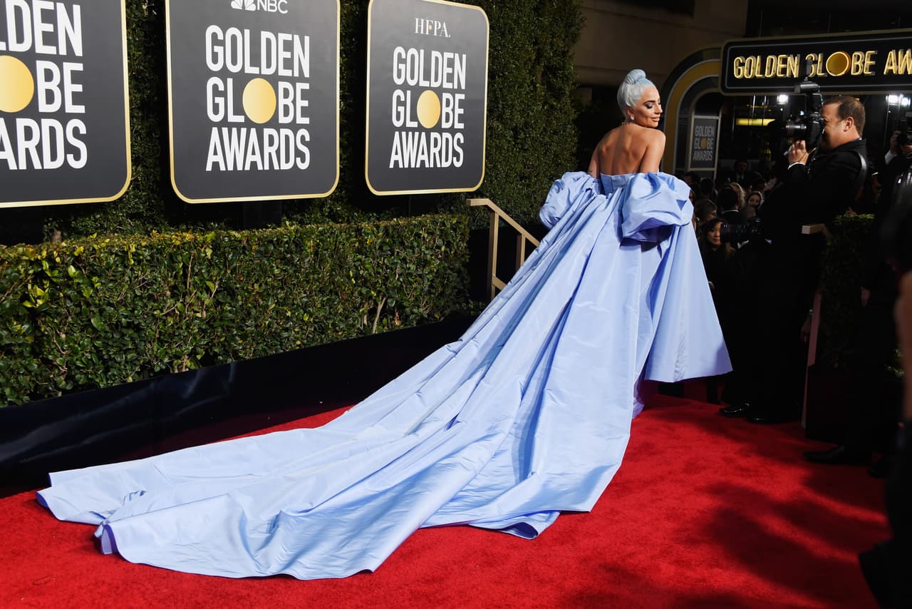 "El 25 de octubre de 2019, la policía de Beverly Hills respondió a una llamada de servicio por radio en el 
<b>360 N. Rodeo Drive,</b> en referencia a una 
<b><a href="https://www.univision.com/famosos/reportan-investigacion-policial-por-subasta-del-vestido-que-lady-gaga-uso-en-los-globos-de-oro-2019-fotos" target="_blank">posible investigación de robo</a></b>", dijo el portavoz citado por el diario.