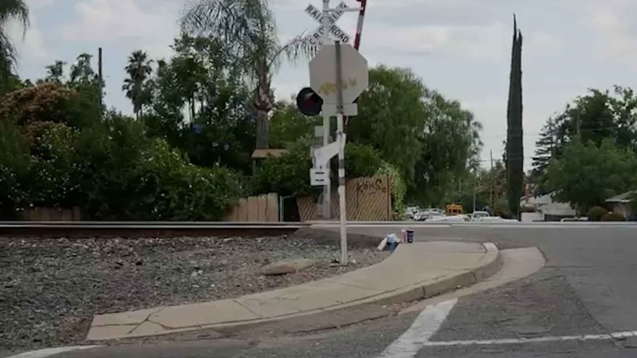 Hombre es atropellado por un tren Amtrak en Merced: Viaja en su patín eléctrico