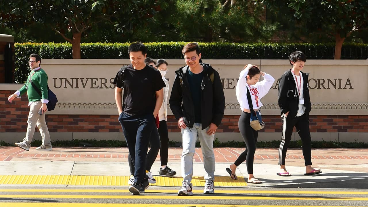 Estudiantes indocumentados en riesgo: podrían perder matrícula estatal por presión del gobierno Trump