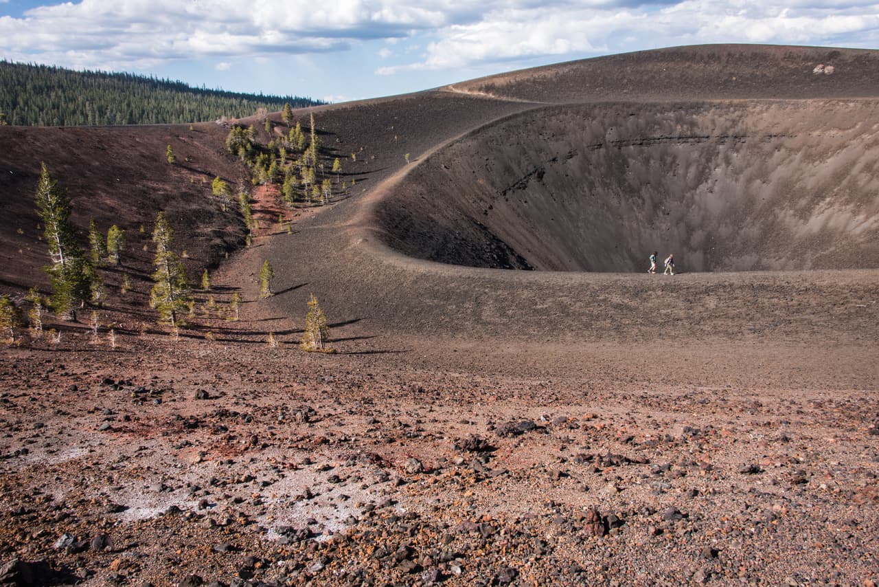 <b>11 -Lassen Volcanic Center, California. </b>Este volcán está ubicado en el parque nacional volcánico de 
<i>Lassen.</i> La última erupción del Lassen Peak ocurrió en 1917, sin embargo la más recordada ocurrió en 1915, ya que devastó las áreas cercanas y arrojó cenizas hasta 200 millas al este.