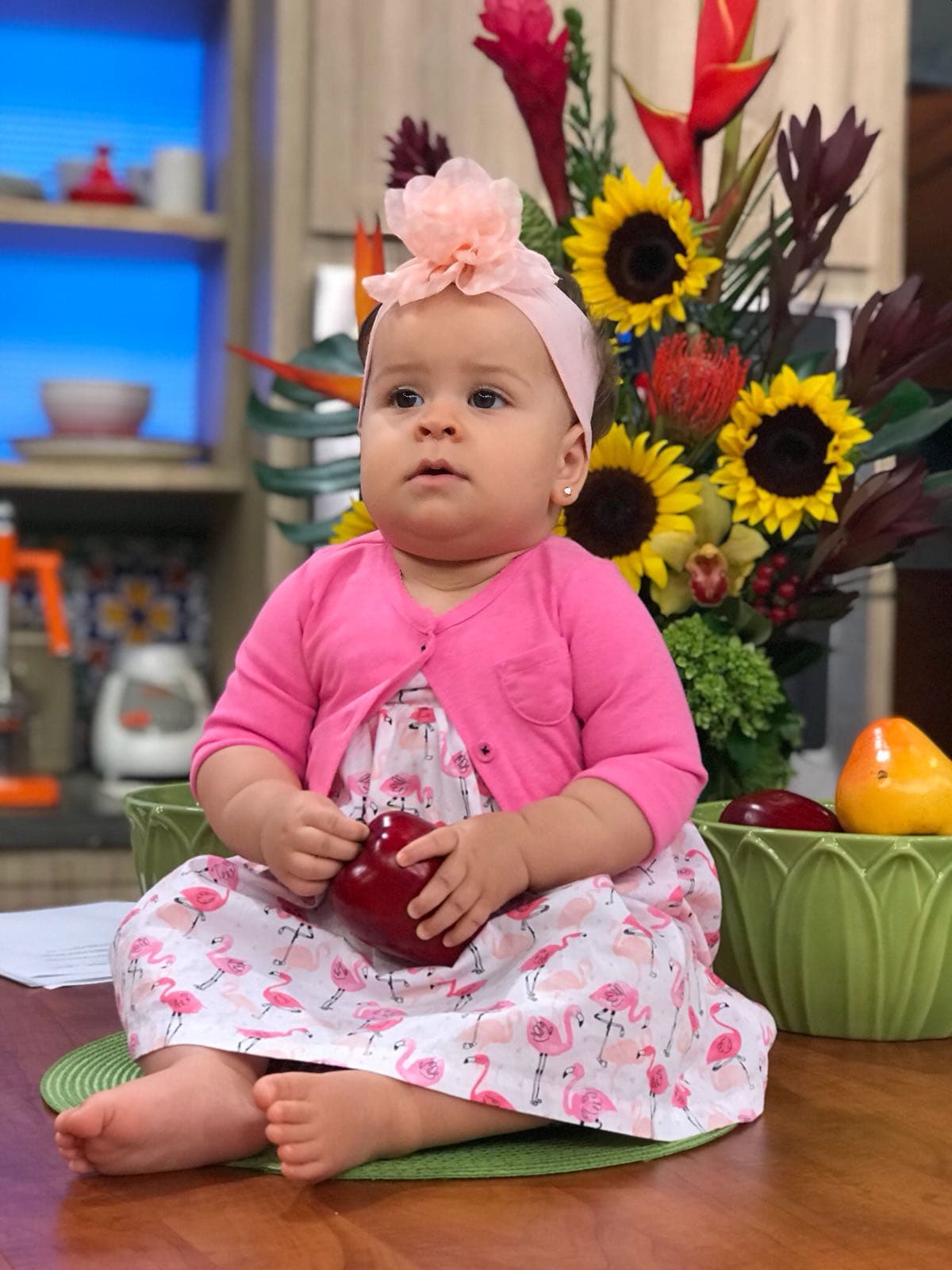 Su pequeña hija Silvana llegó a sorprenderlo al trabajo y alegró a todos en el estudio.