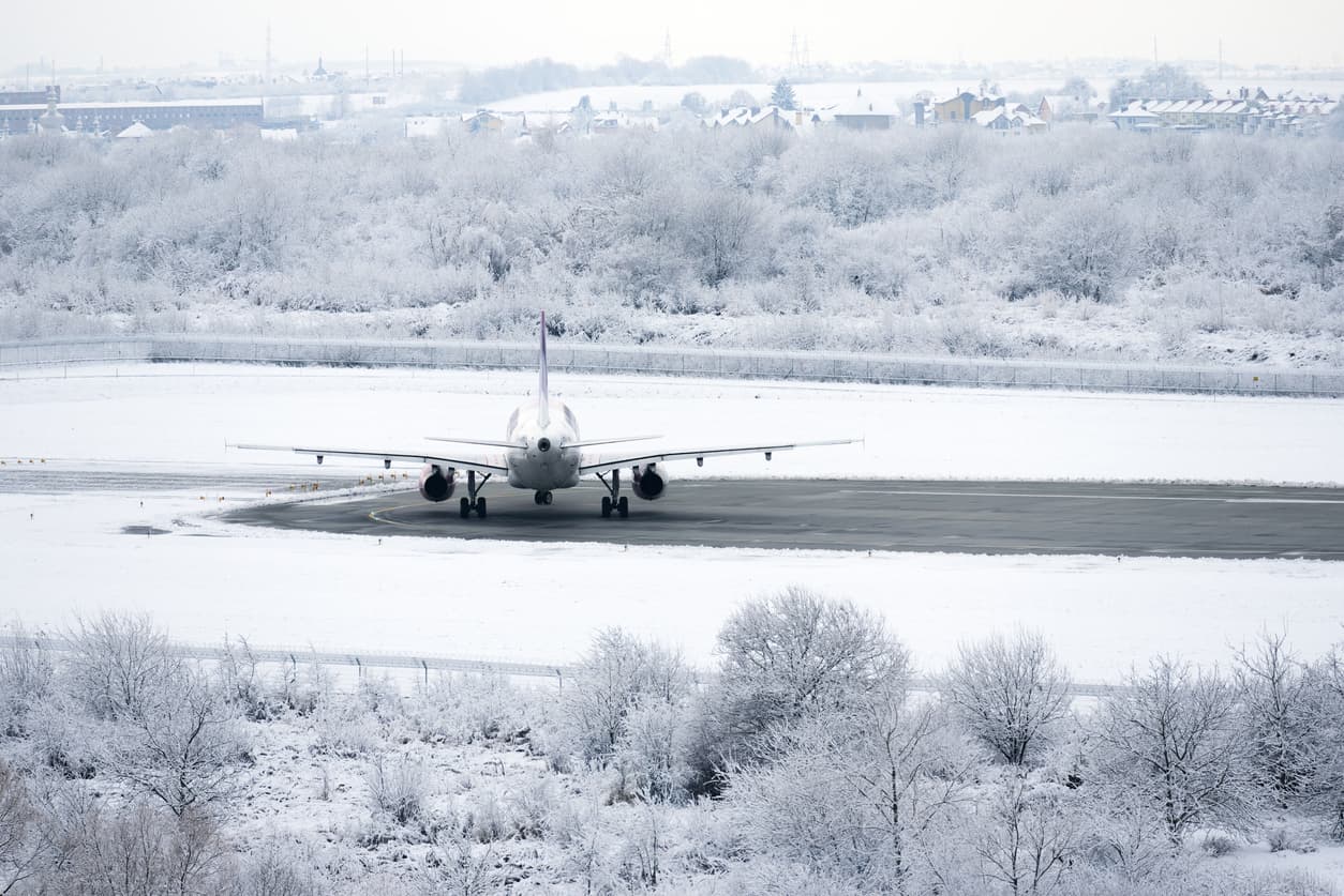 <h3 class="cms-H3-H3">Ice Runway (NZIR), Antártida</h3>
<br>
<br>La pista es capaz de manejar vuelos medianos y grandes. Sin embargo, el problema es que no hay una pista real. Los vuelos aterrizan sobre una cuidada nieve y hielo. Por esta razón, los aviones deben aterrizar suavemente para asegurarse de que no se formen grietas en el camino pavimentado para evitar accidentes.
<br>
