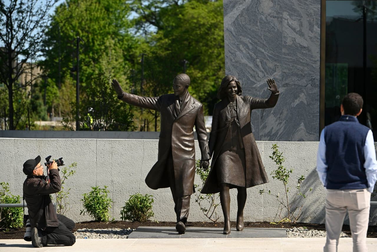 Estatuas del expresidente Barack Obama y de la ex primera dama Michelle Obama en el Centro Presidencial Obama en Chicago, el jueves 28 de mayo de 2026.