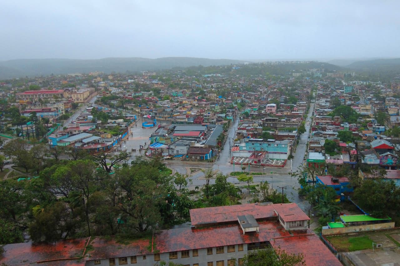 Las calles se inundaron en partes de la ciudad de Santiago de Cuba, la segunda más poblada de la isla.
<br>