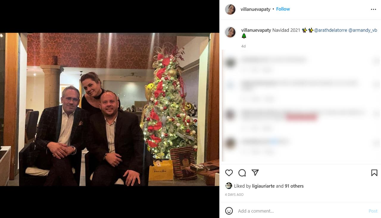 Arath de la Torre con sus medios hermanos Armando y Paty Villanueva.