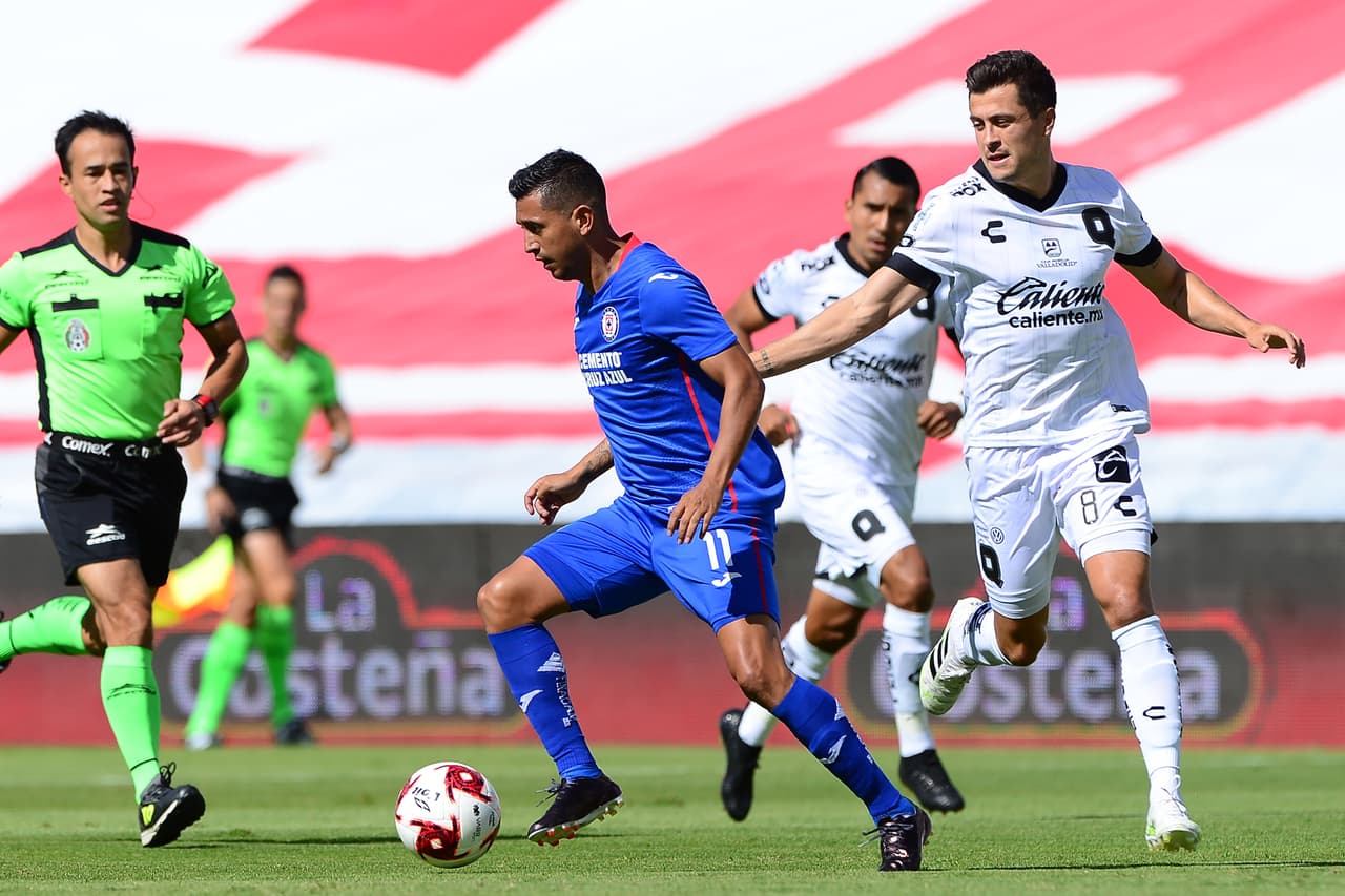 Elías Hernández se convierte en el protagonista del partido, todos los ataques de la máquina pasan por los pies del 11.