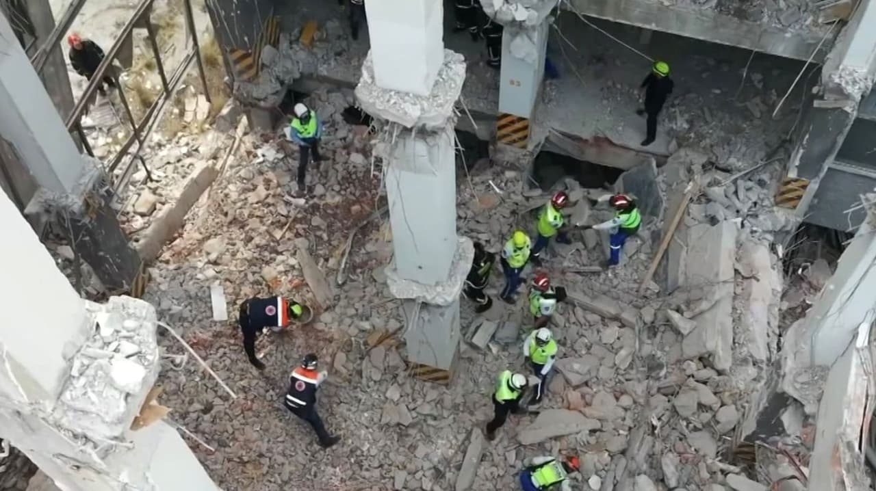 Al menos un muerto tras derrumbe de edificio durante demolición en Ciudad de México