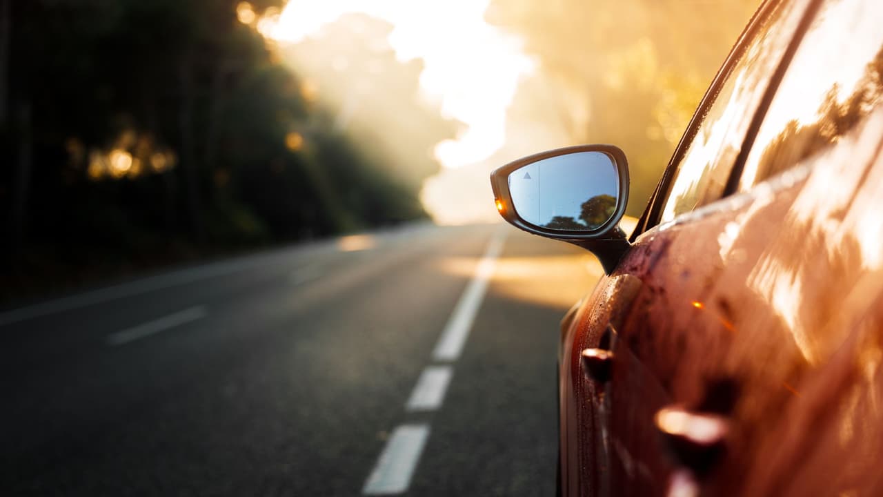 <h3 class="cms-H3-H3">La idea clave 💡 </h3>
<b>La señal DIP no está ahí por casualidad: </b>advierte un punto donde la carretera cambia de forma repentina. 
<br>Bajar la velocidad protege el vehículo, 
<b>reduce riesgos y evita problemas legales</b>. 
<br>
<b>👉🏻 Ignorarla es asumir un peligro innecesario</b>, y en la carretera, esos peligros suelen cobrarse caro.