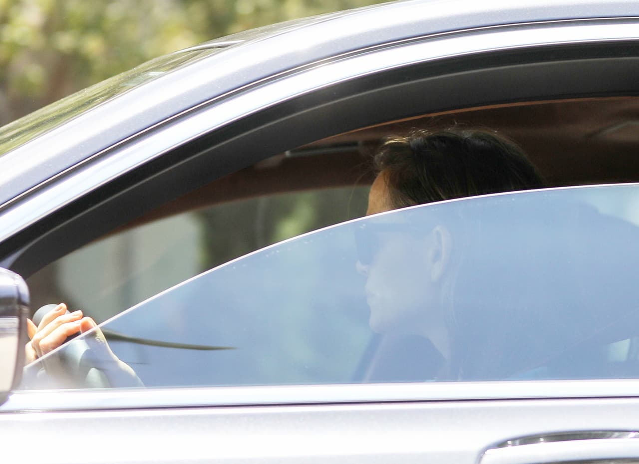 Una de las primeras tareas que llevó a cabo fue encontrarse con 
<b><a href="https://www.univision.com/famosos/jennifer-garner-ben-affleck-jennifer-lopez-matrimonio" target="_blank">su exesposa, Jennifer Garner. </a></b>
<br>