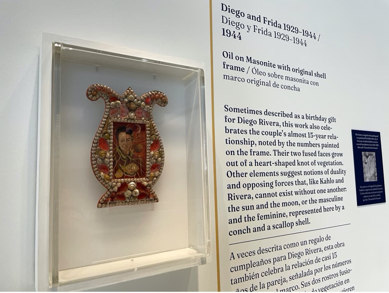 Este óleo sobre masonita con marco original de concha es a veces descrita como un regalo de cumpleaños para su esposo Diego Rivera. 
<br>