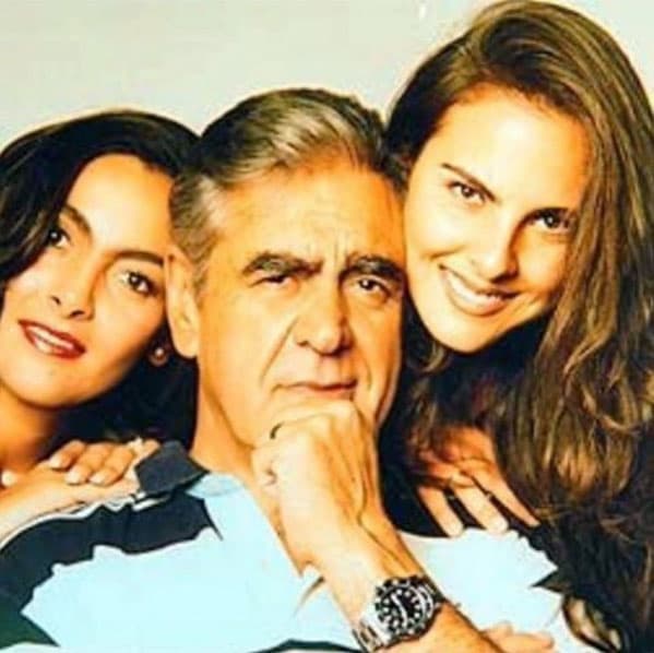 ¿Qué tal esta linda fotografía de hace algunos años? Don Eric con sus dos princesas.