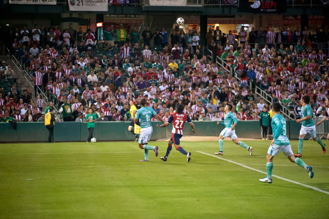 Este 12 de noviembre Chivas y Leon llegaron a Fresno con futbol de Liga MX. Leon derroto a Chivas 3-2.