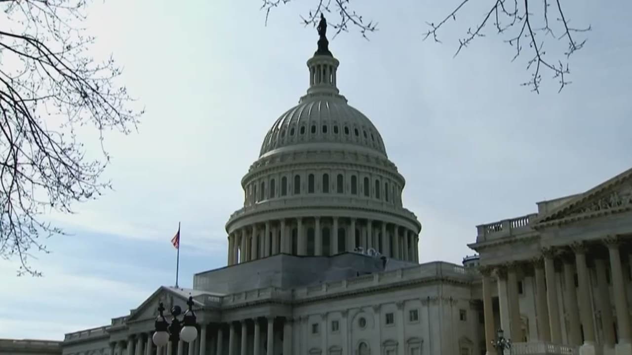 Gobierno de EEUU sigue cerrado, se cumplen 3 días: Trump clausura el Centro Kennedy por dos años