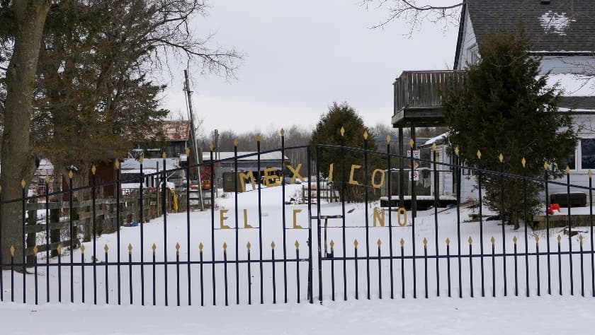 Uno de los ranchos de los alrededores de Toronto, Canadá, en los que se alojaban a decenas de víctimas de trata de personas con la leyenda "México" en su rejas.