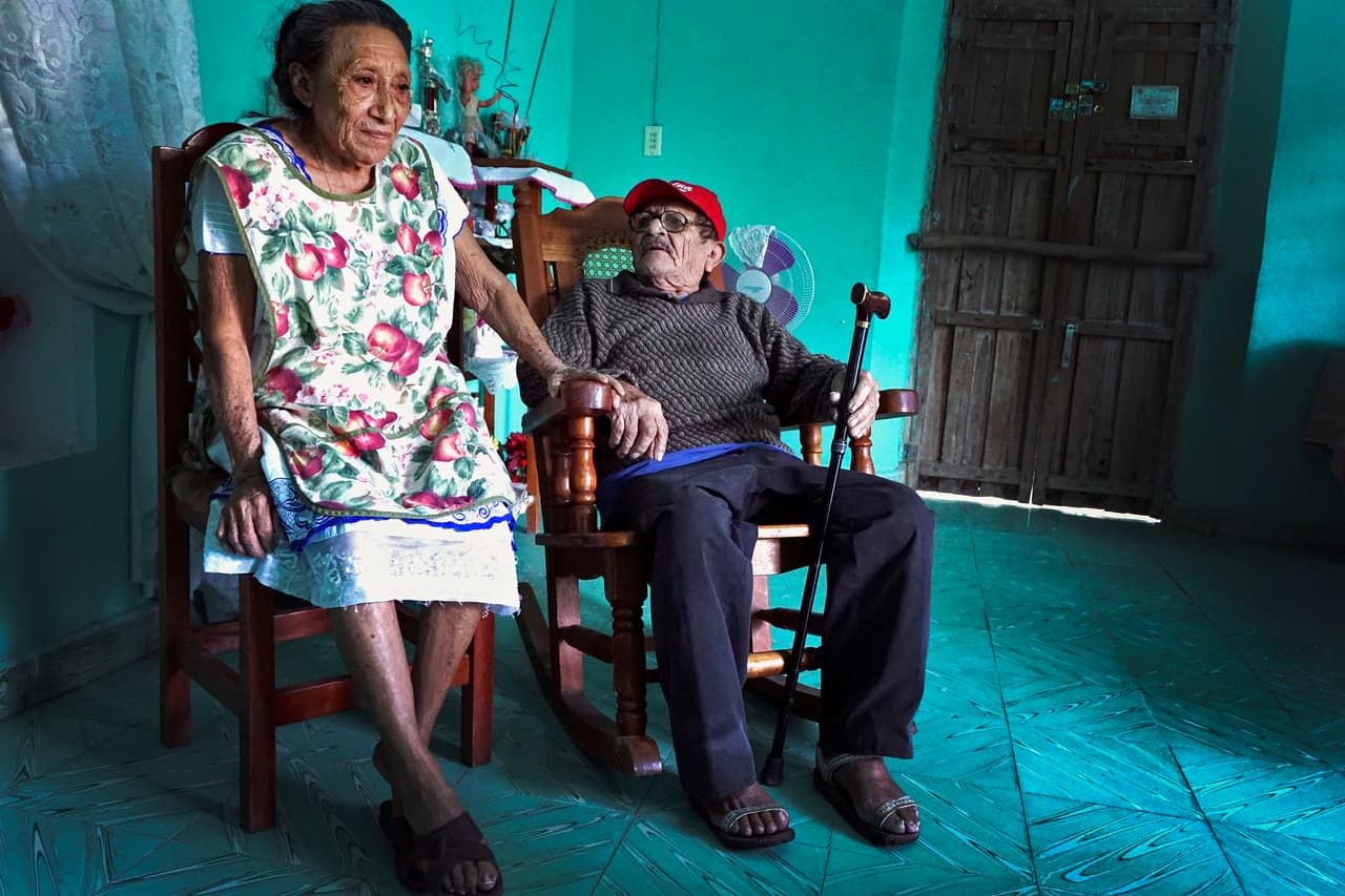 Martha y Faustino viven en Tunkás y tienen familiares en EEUU. “Estamos contentos de que casi toda nuestra familia tenga una vida mejor pero tristes de que nuestra cultura vaya desapareciendo de nuestra familia”, dice Martha. Lonnie Schlein/Ubelong