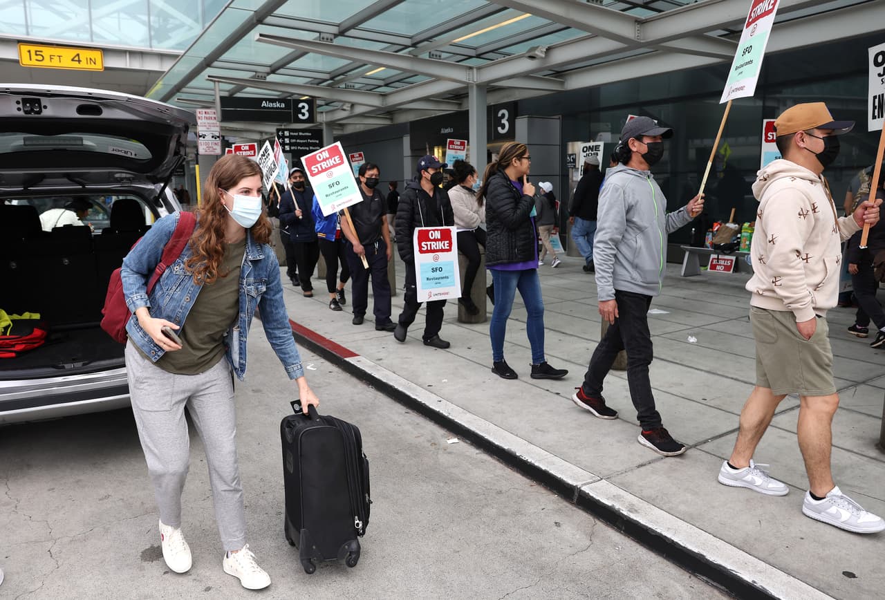 Los empleados afirman que necesitan un aumento en su salario, ya que la comida y otros artículos de primera necesidad han subido de precio.
<br>