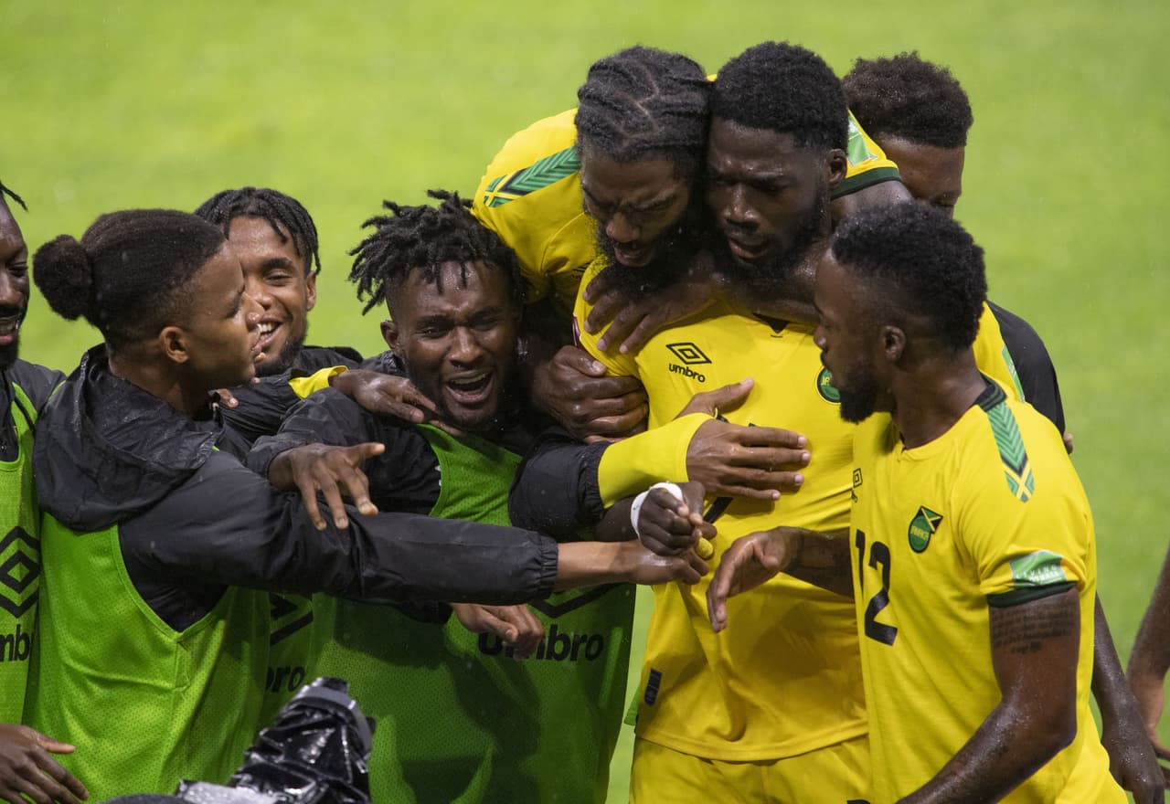 Las anotaciones de Alexis Vega y de Henry Martin hacen que México arranque el hexagonal con el pie derecho al vencer 2-1 a Jamaica.