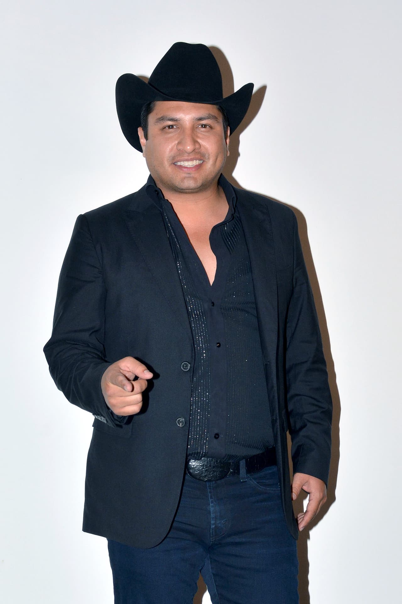 <b><a href="http://www.univision.com/temas/julion-alvarez">Julión</a></b> canta el tema 'Y me pregunto', compuesto por el famoso escrito 
<b>Joss Favela</b>, el cual se ha colocado como una de las canciones favoritas del público televidente.