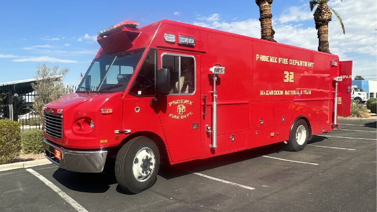 De acuerdo con el Departamento de Policía, al llegar al lugar encontraron un semi eléctrico Nikola con humo saliendo del compartimiento de la batería.