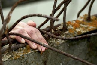 Colapsa el techo de una prisión en Texas y deja 19 heridos