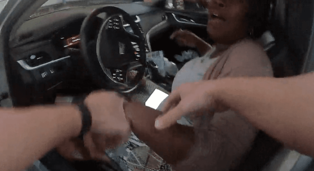 Jurado otorga $8 millones a familia negra arrestada mientras tomaba café