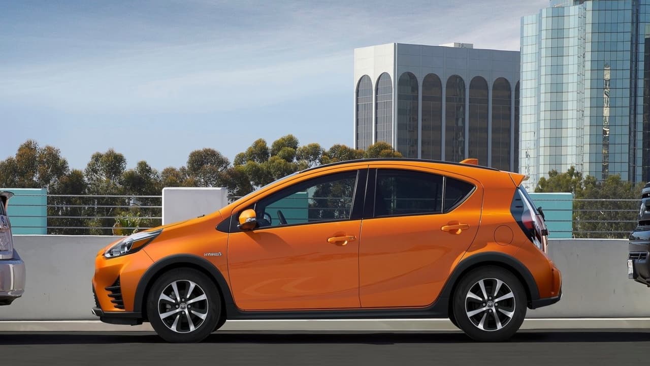 <h3 class="cms-h3-H3">1. Toyota Prius C</h3>
<br>El Toyota Prius C es el auto usado que más rápido se vende en Estados Unidos. El promedio de 
<b>29.6 días</b> que pasa en el concesionario antes de ser vendido es 58% más corto que el promedio nacional de 46.6 días. No hay que confundir al Prius C con el Prius regular que ocupó el 4 lugar en la lista, el cual es más grande y costoso. El éxito de Prius C se debe en gran parte a que es una opción muy económica para entrar al mundo de los carros híbridos.