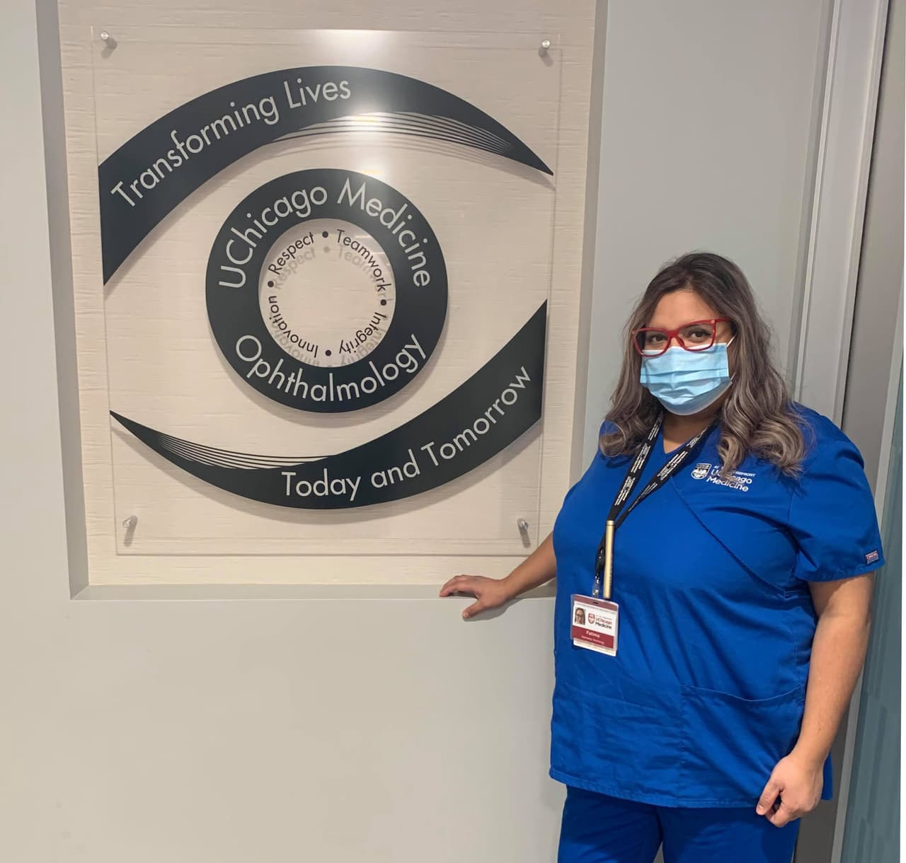 Ella es Fátima Vázquez y trabaja en el departamento del oftalmología en el Hospital de la Universidad de Illinois en Chicago. Dice que ha sido dificil seguir durante la pandemia y más aún con sus 5 meses de embarazo. Pero ella todos los días da gracias a Dios por poder ayudar a los demás.