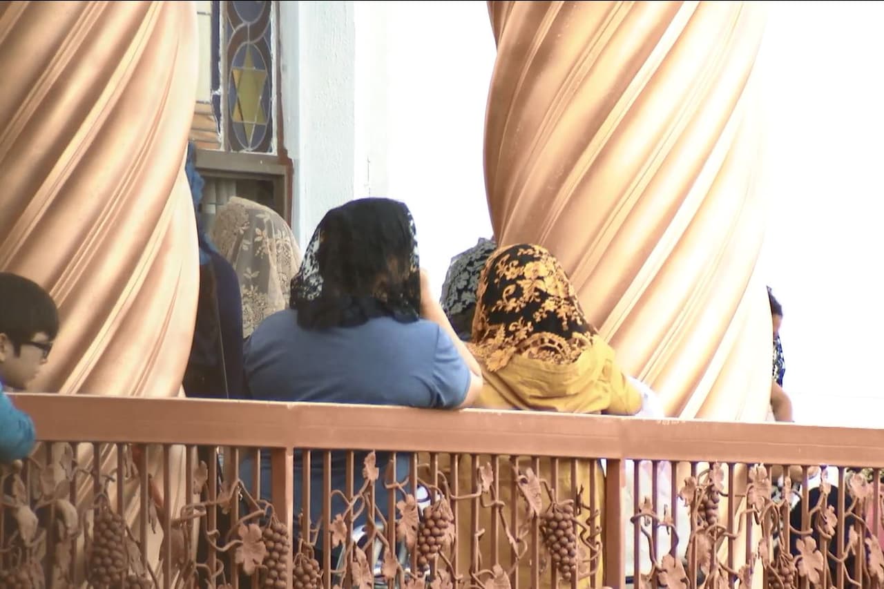 Mujeres, hombres y niños oraron por el bienestar de su líder en la sede del este de Los Ángeles.