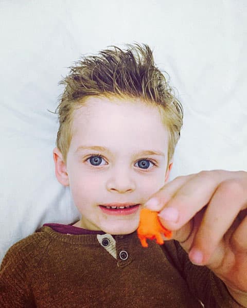 A Benicio le encanta jugar con dinosaurios.