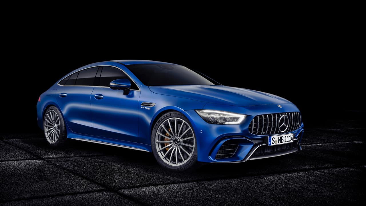 El Mercedes-AMG GT G3 2019 está equipado con un motor V8 biturbo de uso exclusivo de Mercedes-AMG construido a mano los ingenieros artesanos entrenados por el fabricante. El motor, que entrega 577 caballos de fuerza y 553 lbs.pie de torque, tiene un desplazamiento de 4.0 litros y está acoplado a la transmisión automática AMG SPEEDSHIFT MCT de 9 velocidades. La tracción integral 4MATIC+, cuenta distribución de torque totalmente variable para cada rueda.