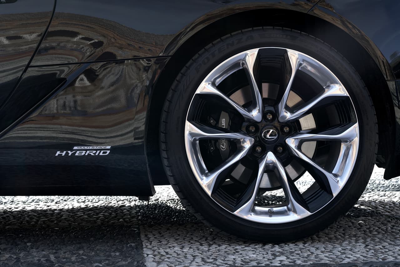 El nuevo Lexus LC500h lleva
<b>llantas de 20 pulgadas</b> (aunque también se le pueden colocar de 21) y una suspensión sport.
