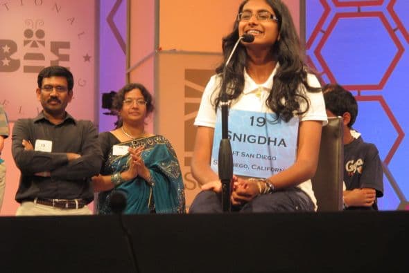 El padre, Krishnarao Nandipati, dijo que se dio cuenta de que su hija tenía un talento especial para deletrear, y que ha participado en "spelling bees" desde el tercer grado. Además del trofeo, Nandipati recibió $40 mil en efectivo y premios.