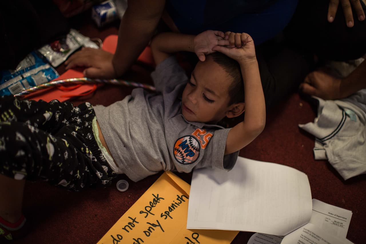 "No habla inglés, solo español", se lee en el sobre que el Servicio de Inmigración y Aduanas (ICE) entregó a la familia hondureña Vindel una vez que fueron liberados. Eran un padre y una madre con sus dos hijos. Los adultos fueron dejados en libertad, pero con un grillete en sus tobillos y deben presentarse en los próximos días con un oficial de ICE en su nueva dirección.