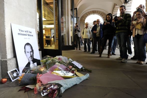 Miles de fanáticos en todo el mundo hicieron de las tiendas Apple un santuario para recordar el legado que dejó el visionario Steve Jobs.