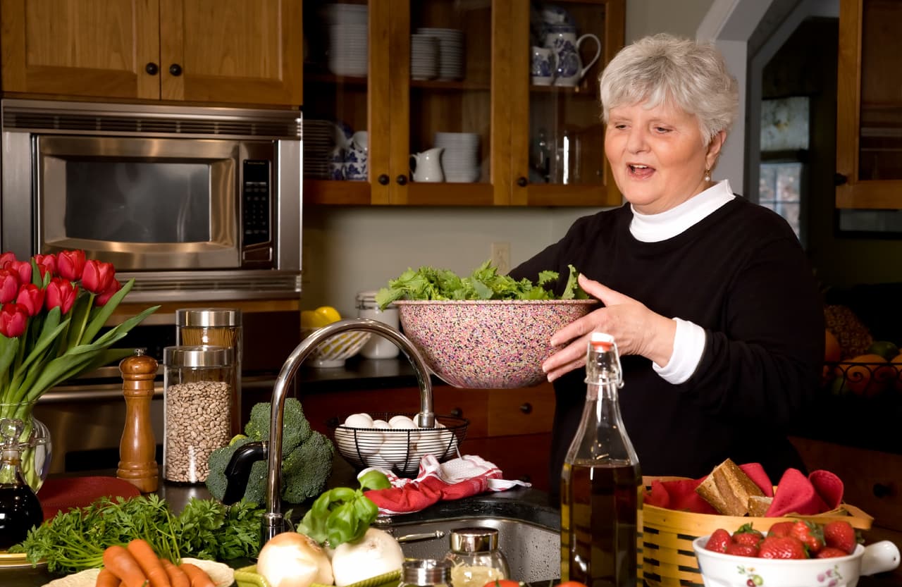 Algunos tips para cocinarlos son: antes de prepáralos, pon un recipiente con agua templada donde los vas a ir lavando, después selecciónalos y quita aquellas hojas que vemos amarillas o secas.