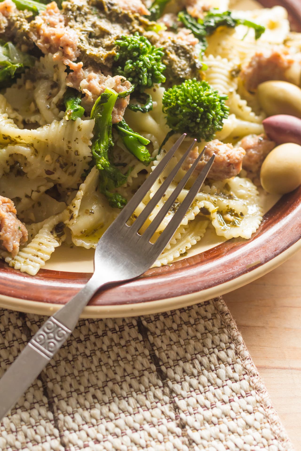 Con los grelos puedes preparar una deliciosa crema de maíz y nabos con grelos, unos espaguetis con grelos, o si quieres una guarnición puedes improvisar con unos judiones con grelos. Las opciones son infinitas.