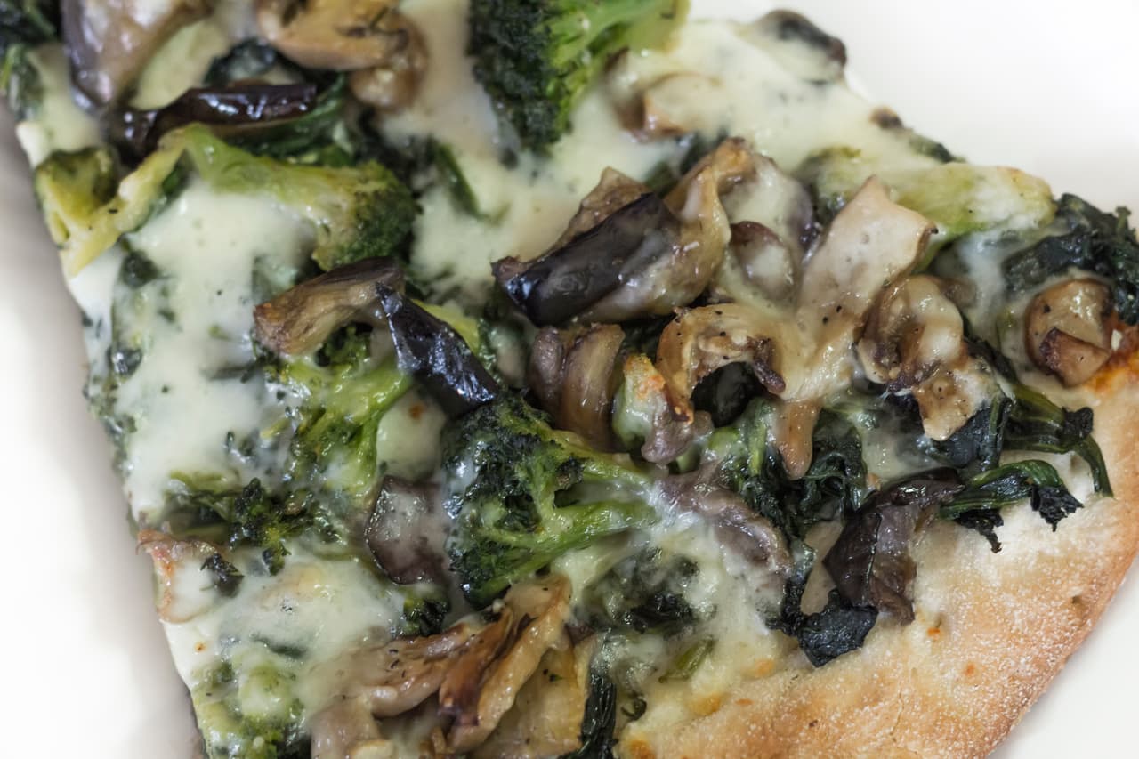 Algunas personas y dependiendo de la variedad del grelo, si son muy amargos, se le da un escaldado previo en agua hirviendo para después escurrirlos y cocerlos en el agua definitiva, ya sea para el caldo gallego u otra preparación.