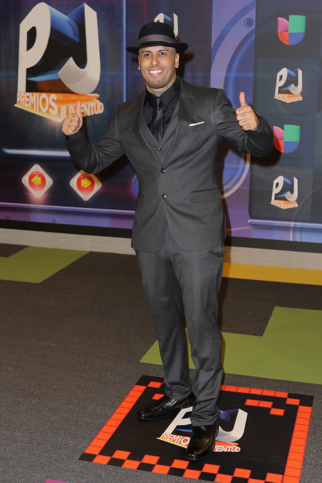 Nicky Jam en 2015, antes de subir al escenario para interpretar "Travesuras" al lado de J Balvin, De La Ghetto y Zion.