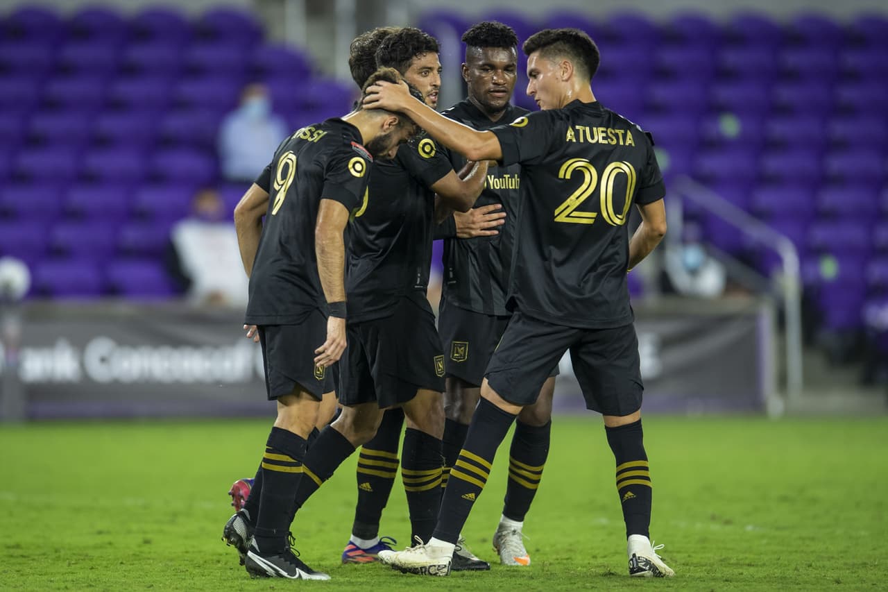 Carlos Vela y Kwadwo Opoku consiguen imponerse al Cruz Azul 2-1 en partido único y avanzan a las semifinales del torneo.
