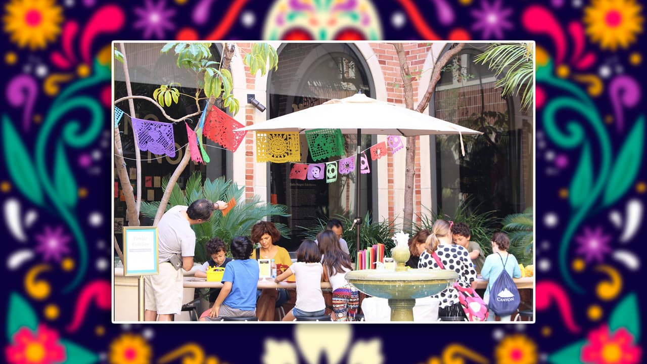 <b>6. Día de Los Muertos Celebration en Fowler Museum</b>
<br>• Fecha: 3 de noviembre de 2024
<br> • Horario: 2:00 p.m. - 4:00 p.m.
<br> • Dirección: 630 W. 5th St., Los Ángeles
<br> • Habrá taller de Ofrenda de Muertos, Taller de Estaño Repujado, artesanías, fotomatón, altar comunitario y más.