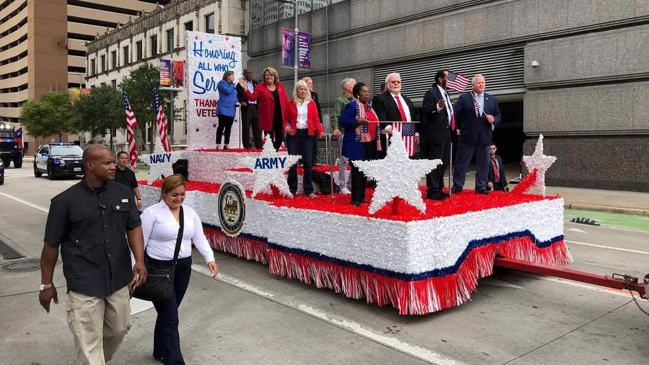 El desfile inició entre las calles Dallas y Bagby de Houston.