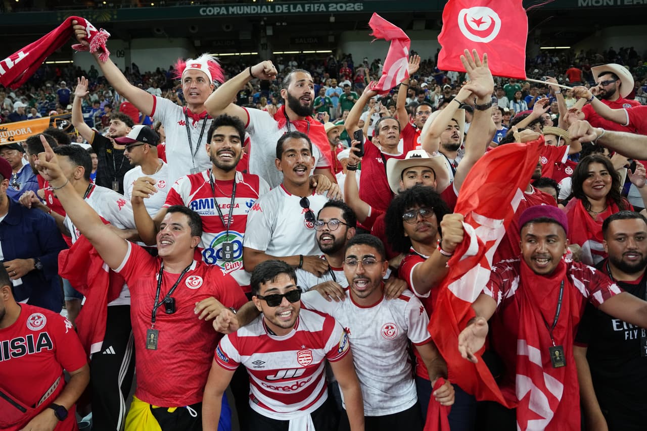 Aficionados tunecinos vitorean antes del partido de fútbol del Grupo F de la Copa Mundial entre Túnez y Japón en Guadalupe, cerca de Monterrey, México, el sábado 20 de junio de 2026.