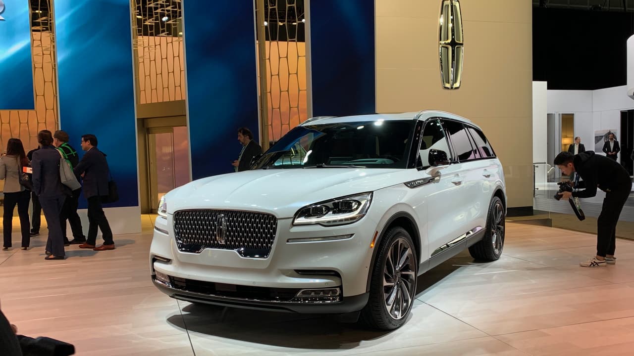 <h3 class="cms-h3-H3">Lincoln Aviator</h3>
<br>Fiel a la estupenda 
<b><a href="https://www.univision.com/noticias/auto-show-de-nueva-york/la-nueva-lincoln-aviator-nos-sorprende-en-el-auto-show-de-nueva-york" target="_blank">camioneta concepto</a></b> que Lincoln presentó en el Auto Show de Nueva York el pasado mes de marzo, la Lincoln Aviator de producción llegó al Auto Show de Los Ángeles sin perder ni un gramo de atractivo. Probablemente porque en su transformación a modelos de producción no sufrió mayores cambios.