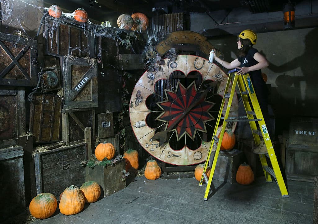 Finalmente, antes o después de poner las decoraciones de Halloween, hay que
<b>tener mucho cuidado con el uso de escaleras.</b> Es mejor si alguien las sujeta, cuando otro se sube en ellas, pues cada año muchas personas caen de ellas, por usarlas, sin la debida protección.