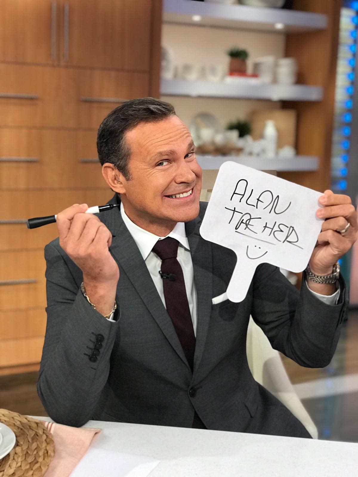 Este 13 de agosto se celebra el Día Internacional de la Zurdera y para conmemorarlo, Alan Tacher, al ser el único zurdo en la familia de Despierta América, retó a sus compañeros a realizar algunas actividades usando exclusivamente la mano izquierda.