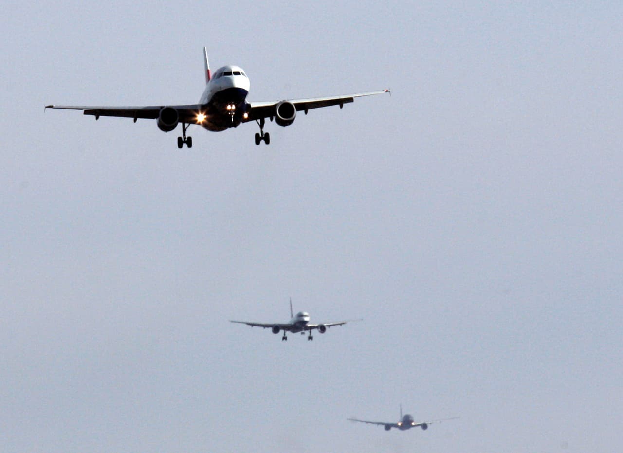 Tomaba el sol cuando el cuerpo de un polizón cayó de un avión en su jardín