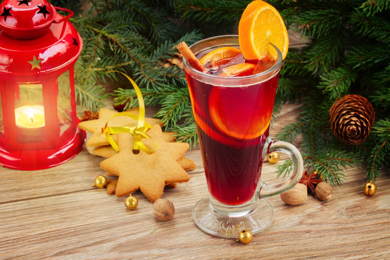 <b>Ponche.</b> Además del café y del chocolate caliente, el exquisito ponche es una bebida que no puede faltar en nuestro hogar en esta temporada de frío. Si calientas ponche durante la cena lograrás que tu hogar se impregne de su muy especial y frutal olor.