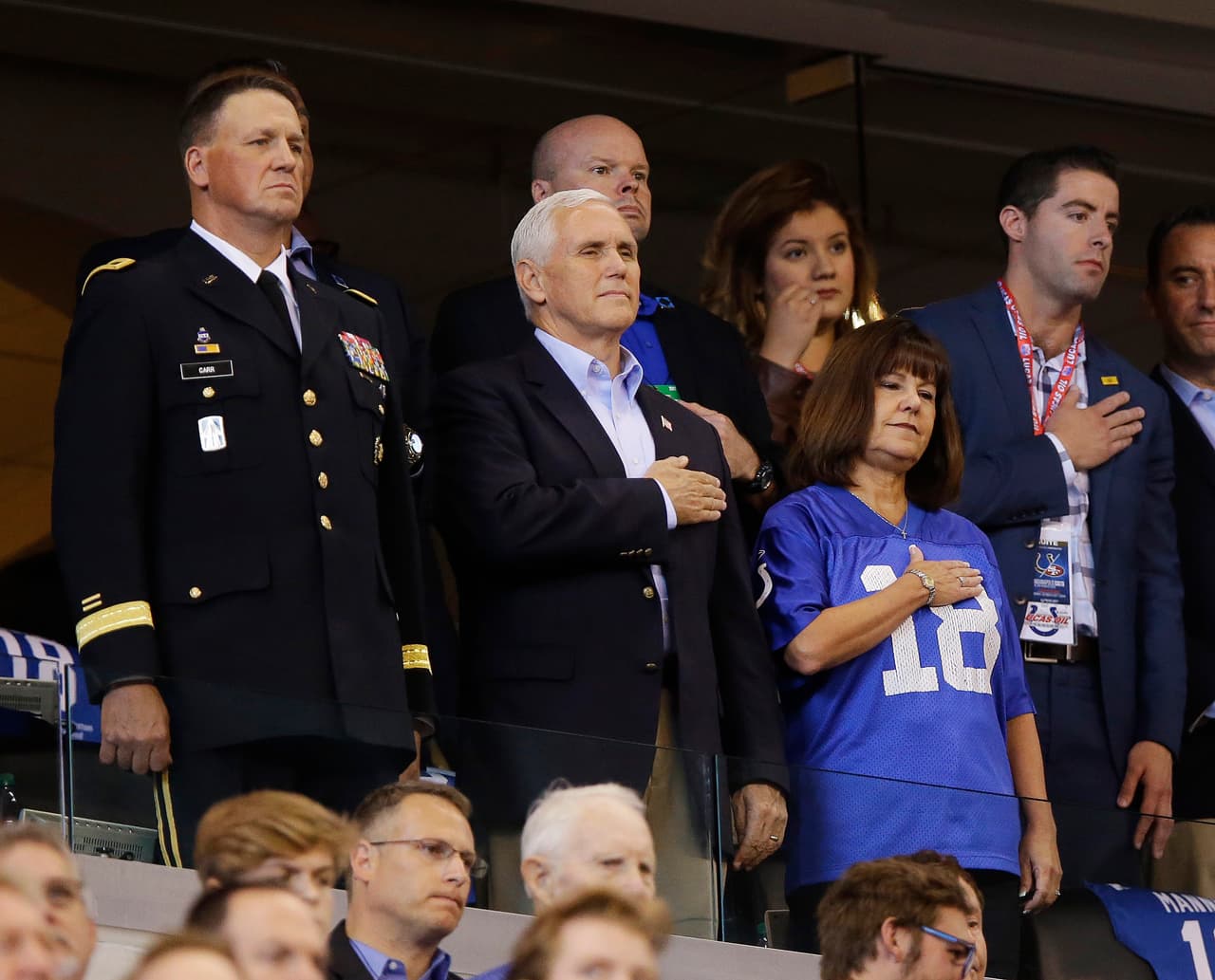Pence viajó a Indiana, estuvo minutos en el juego de los Colts y se fue por una protesta de los jugadores: ¿cuánto costó el viaje?