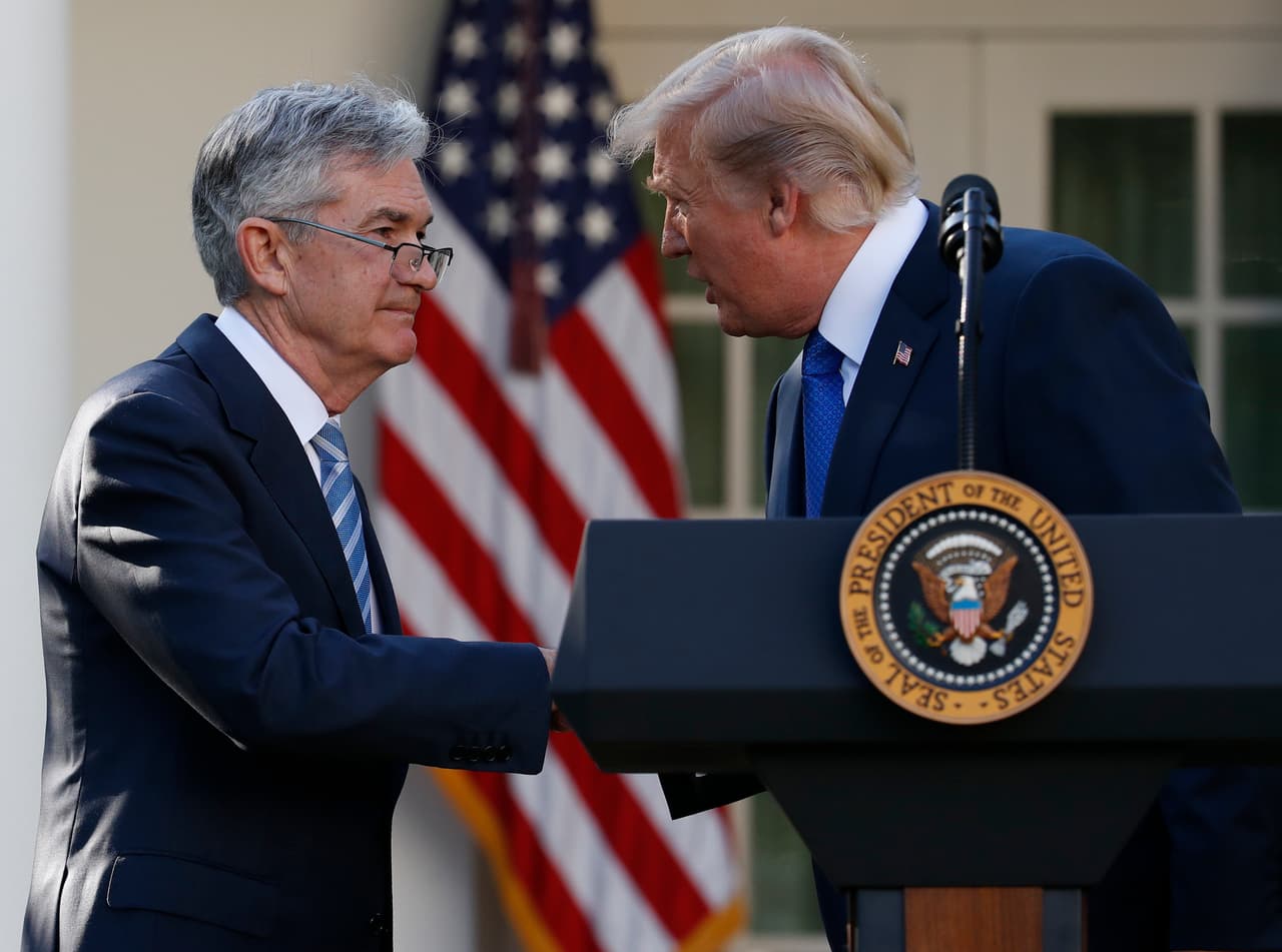 El presidente Donald Trump da la mano a Jerome Powell después de nominarlo como jefe de la Reserva Federal, en la Casa Blanca, en Washington, el jueves 2 de noviembre de 2017.