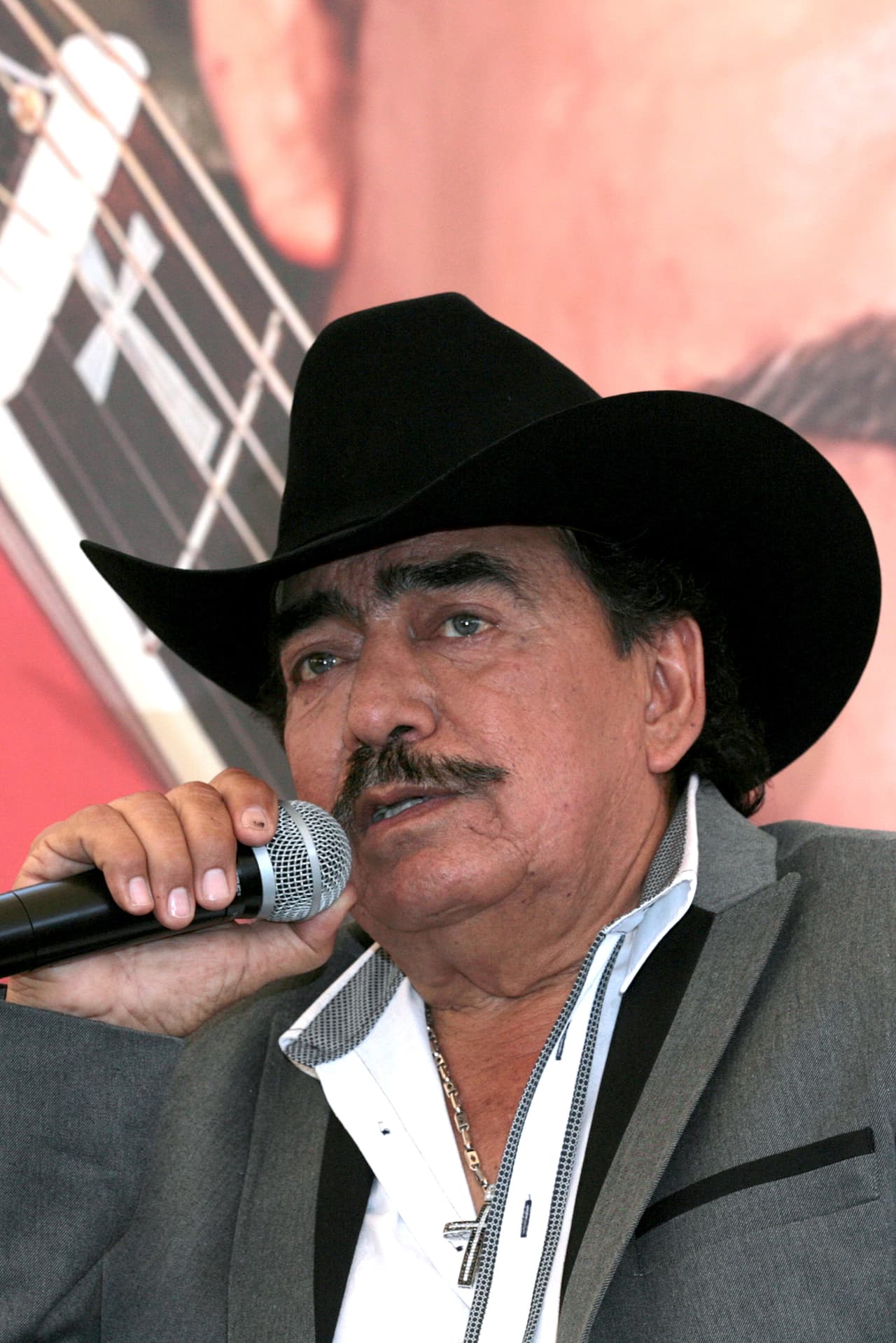 De no ser por el delicado estado de salud del cantante, Joan hubiera tenido una aparición especial en ese melodrama.